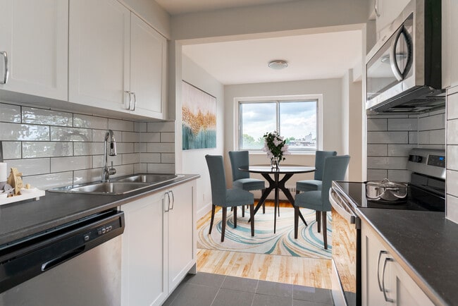 Photo du bâtiment - 395 Cote-Vertu, 1105 Jules Poitras, 370 Thompson