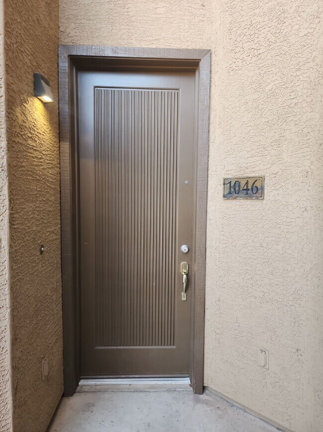 Foto del edificio - "Spacious 2-Bed Condo Retreat with 2.5 Baths in Prime Chandler Location!"