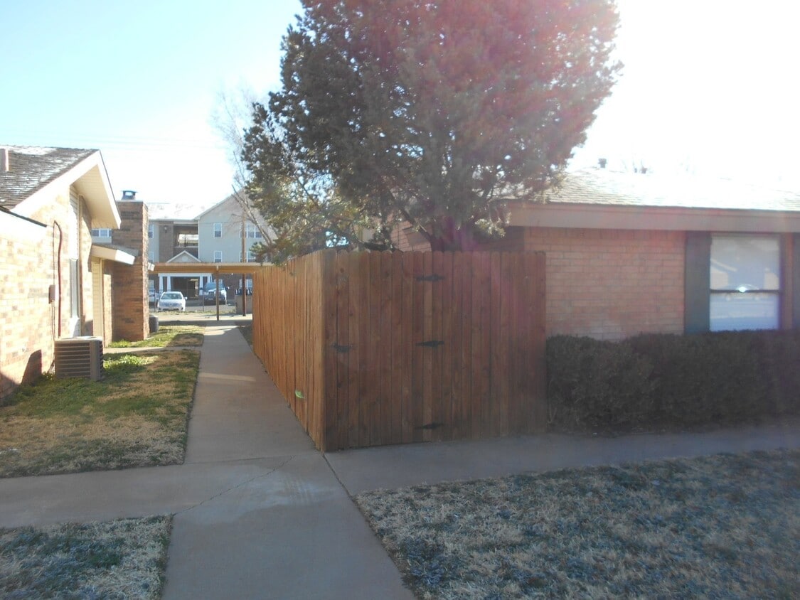 Foto principal - CJ 134 N Troy Avenue