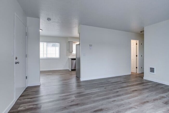 Building Photo - Remodeled 2 bedroom across from Providence...