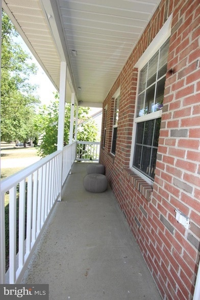 Building Photo - 406 Round Table Dr