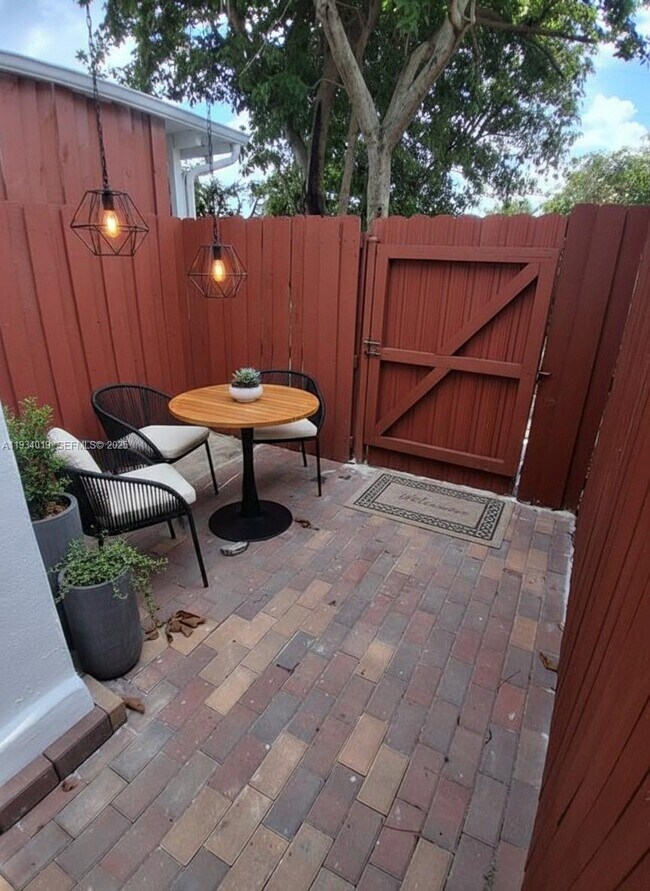 Foto del edificio - 3052 SW 6th St