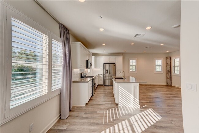 Foto del edificio - 946 Blackstone Dr