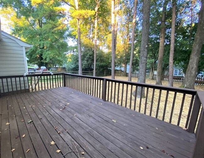 Building Photo - 3 bed, 2 bath 1 1/2 story - East Charlotte...