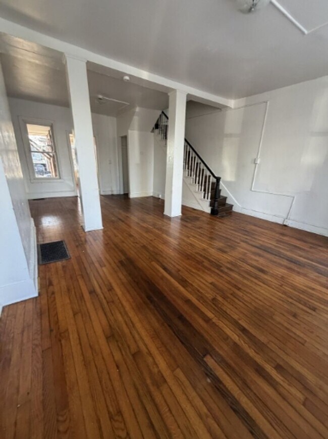 Foto del edificio - AVAILABLE FOR SHOWING 3!!! BR/1 BA. Promotion - $500 off first month rent!!