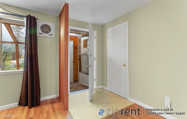 Building Photo - 3 br, 1.5 bath House - 14248 Southeast Eas...