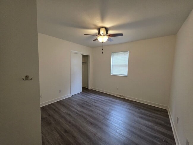 Building Photo - Split-Level 3 Bedroom Duplex with Garage