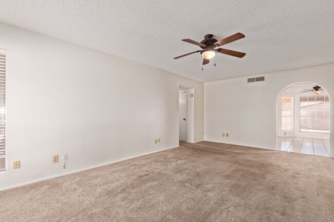 Foto del edificio - Comfortable 3-Bed, 2-Bath Home in Glendale...