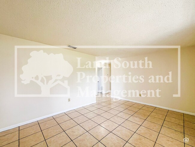 Foto del edificio - 5825 Charlton Dr