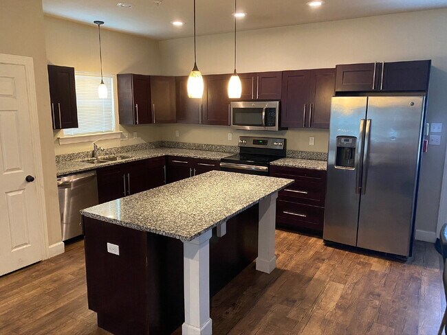 Foto del edificio - Now Leasing! Spacious 6-Bedroom, 6.5-Bathroom student house just minutes from campus. Only $725/m...