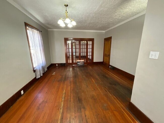 Foto del edificio - 3 bedroom 2 bath 1 car garage Home- Small Dog Friendly