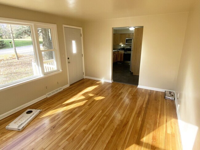 Foto del edificio - 4-Bedroom, 1 Bath Home on Wooded Lot near Aspirus Hospital