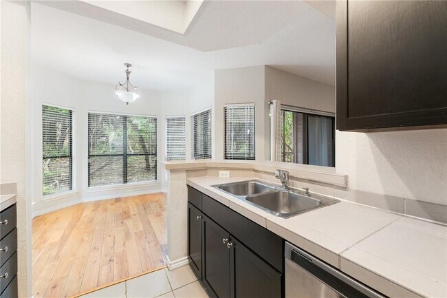 Foto del edificio - 4711 Spicewood Springs Rd