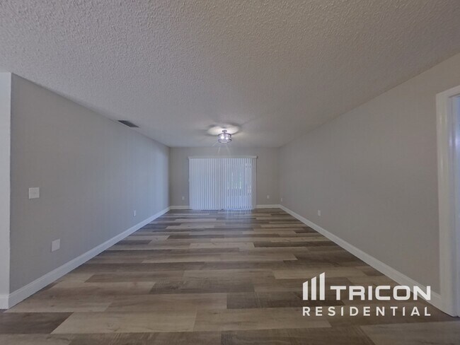 Foto del edificio - 1535 Bay Hill Cir