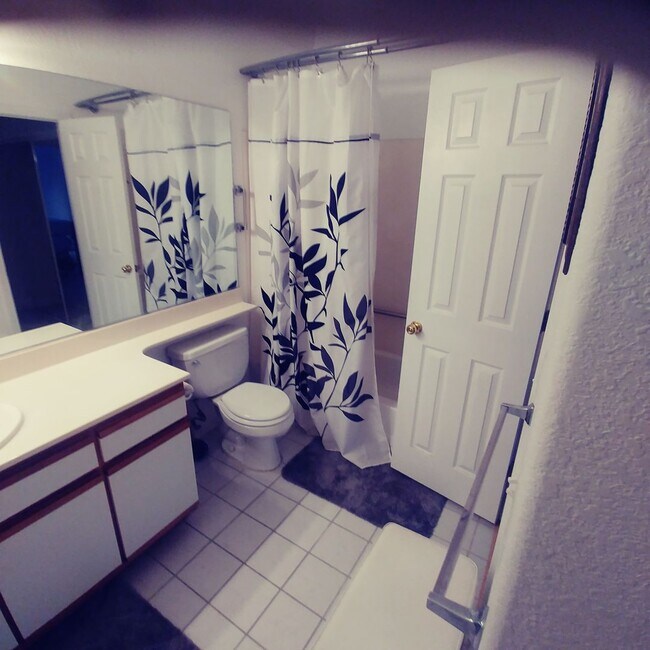 Foto del edificio - BOTTOM FLOOR FURNISHED UNIT