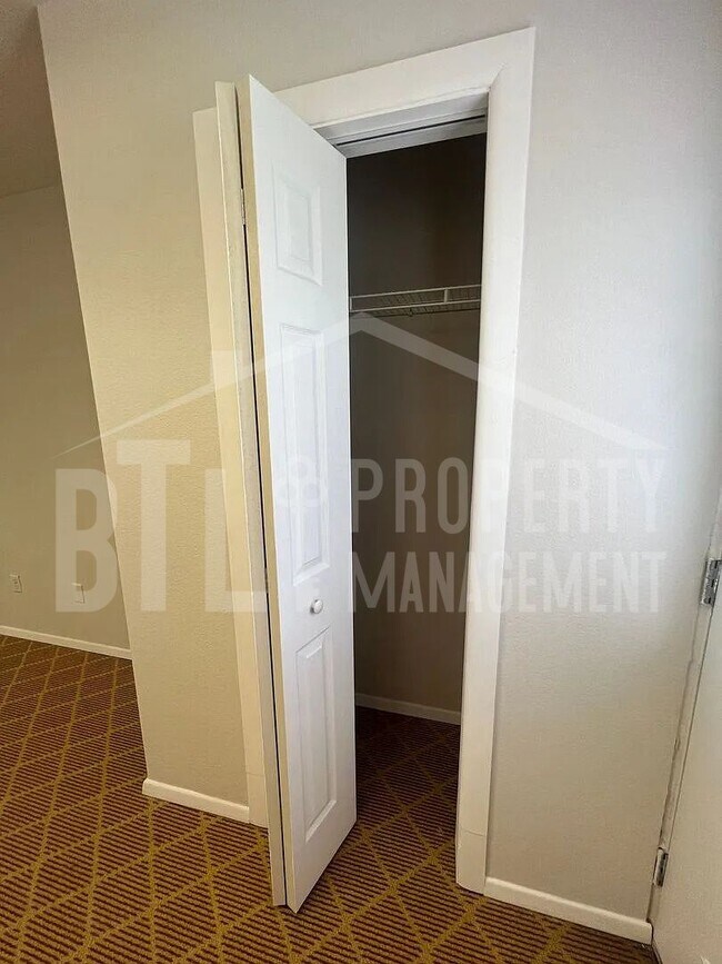 Building Photo - 27 Notch Shopping Center Ln