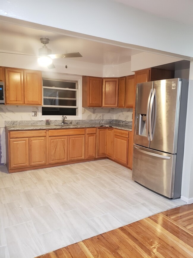 Building Photo - 49 E 51st St