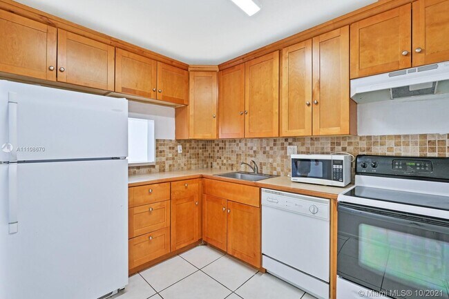 Building Photo - 7960 N Colony Cir