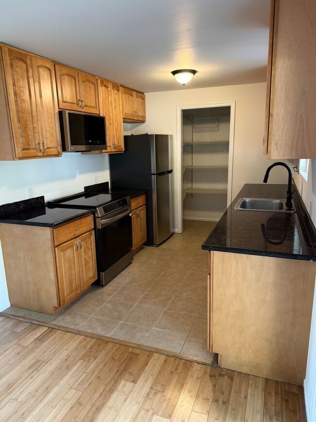 Building Photo - 3 Bedroom 2 Bath Fenced Yard Cul-de-Sac Ne...