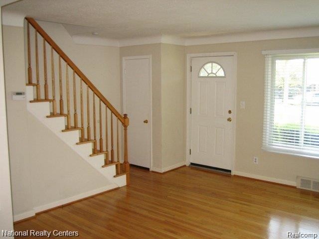Building Photo - 2081 E Maple Rd