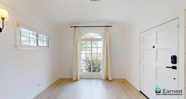 Building Photo - Charming 3BR/2BA Home in Prime Los Angeles...