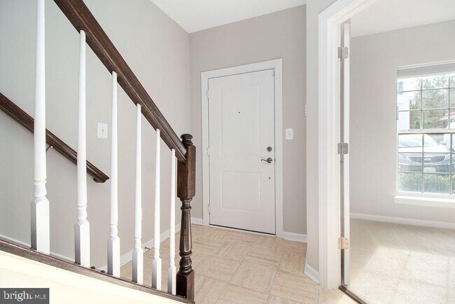 Foto del edificio - 8192 Falls Grove Dr