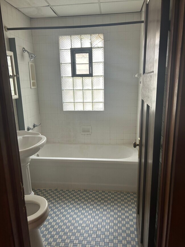 Foto del edificio - 3131 N Bartlett Ave
