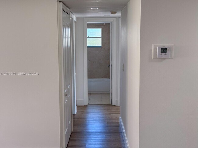 Building Photo - 9937 Three Lakes Cir