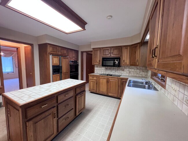 Foto del edificio - Large Home in Forest Hills School District