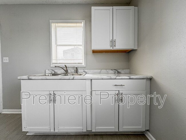 Building Photo - 801 E Bannister Rd