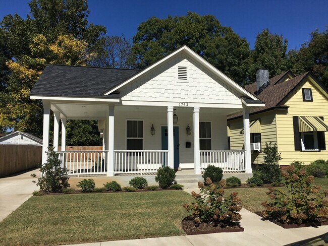 Building Photo - Driveway Now Has an Electric Gate!! Beauti...