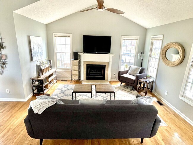 Building Photo - 3 Bedroom 2.5 Bathroom Home w/ 1 car garag...