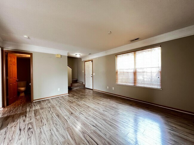 Foto del edificio - 6171 Womersley Dr