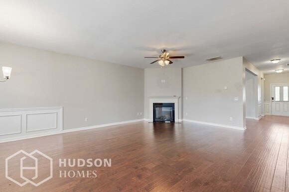 Building Photo - SELF TOUR NOW! - 562 Carleton Pl, Locust G...