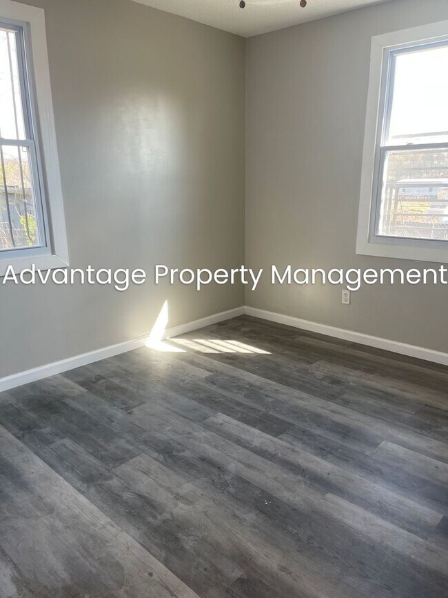 Foto del edificio - Renovated Quadplex In Binghampton -  1/2 O...