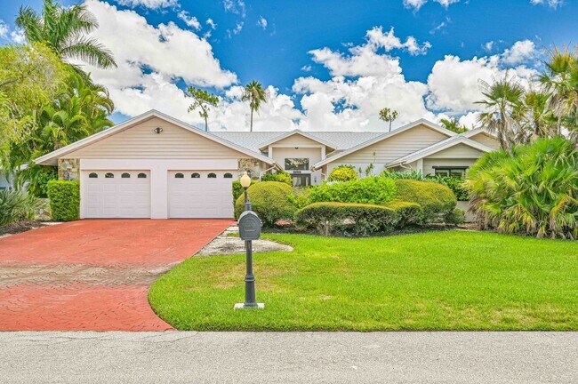 Building Photo - ~ HUGE! 4bed/3.5bath Resort Style Pool Hom...