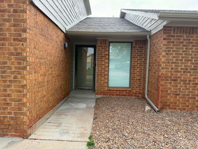 Building Photo - AVAILABLE NOW! $500 OFF 1ST FULL MONTH Spacious 3-Bed, 3-Bath Single-Family Home in Prime Oklahom...
