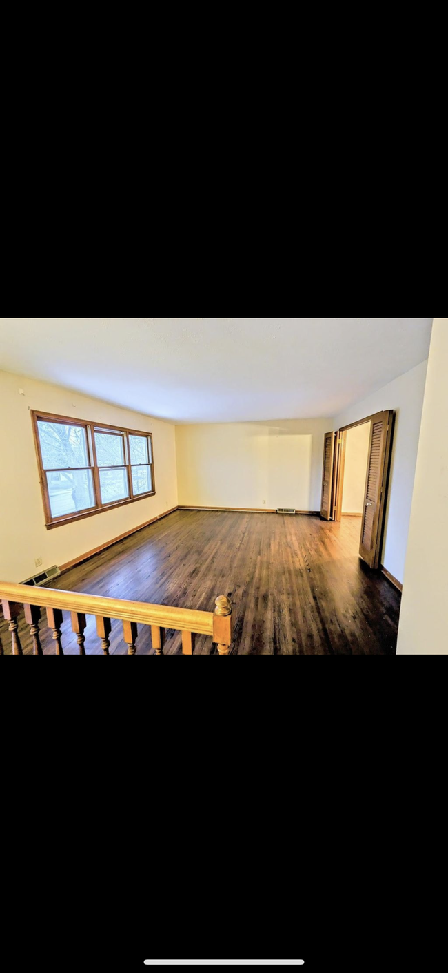Building Photo - 8731 Lakeview Dr