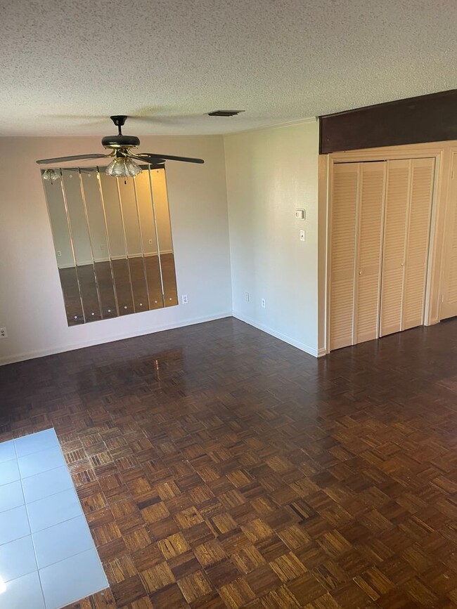 Building Photo - 2 bedroom 1 1/2 bath condominium