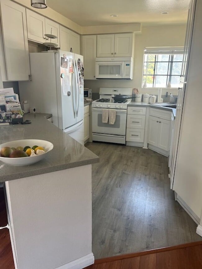 Stunning Upper End Unit FULLY FURNISHED un... - Stunning Upper End Unit FULLY FURNISHED un... House