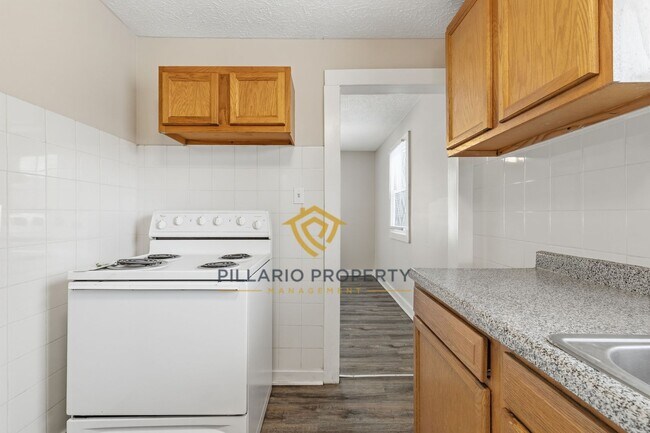 Building Photo - Updated 3 Bedroom Near Forest Manor, Available NOW!