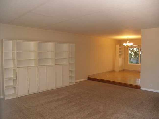 Foto del edificio - RENT WILL BE $3950 THROUGH MAY 2026!