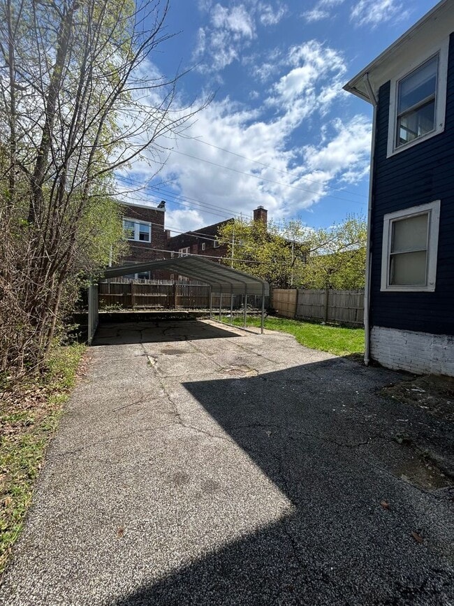 Building Photo - 1547 Hillcrest Rd