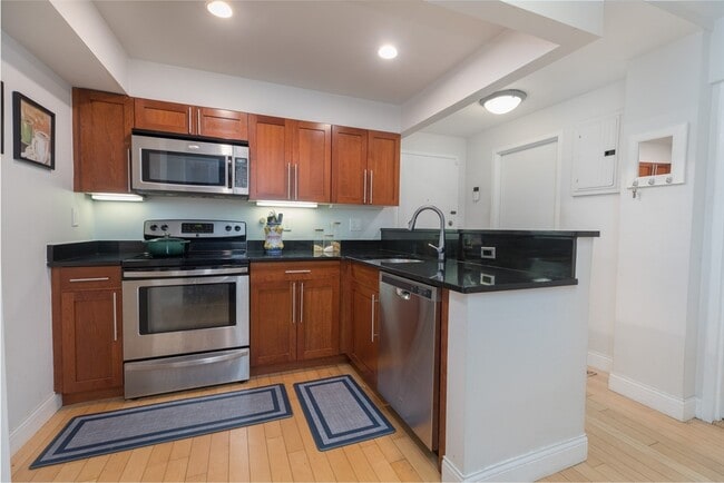 Building Photo - 1600 Beacon St