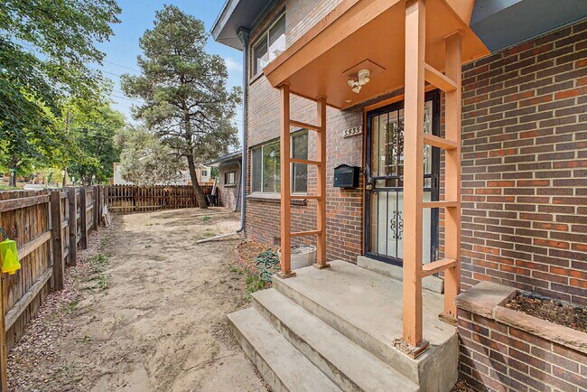 Foto del edificio - "Charming 2-Bedroom Apartment with Spacious Living – 1025 Sq Ft in Prime Denver Location!"