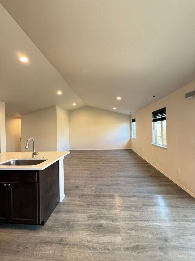 Foto del edificio - Charming 3 Bed / 2 Bath Home in Delta Estates – Medford