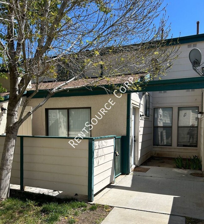 Building Photo - 2 bedroom 2 bathroom Townhome for rent in ...
