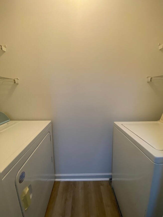 Foto del edificio - 2 bedroom / 2 bathroom - 3rd floor condo e...