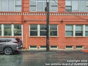 Building Photo - 1401 S Flores St