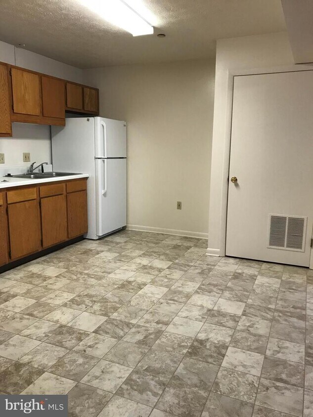 329 S Church St Unit 3, Woodstock, VA 22664 Room for Rent in